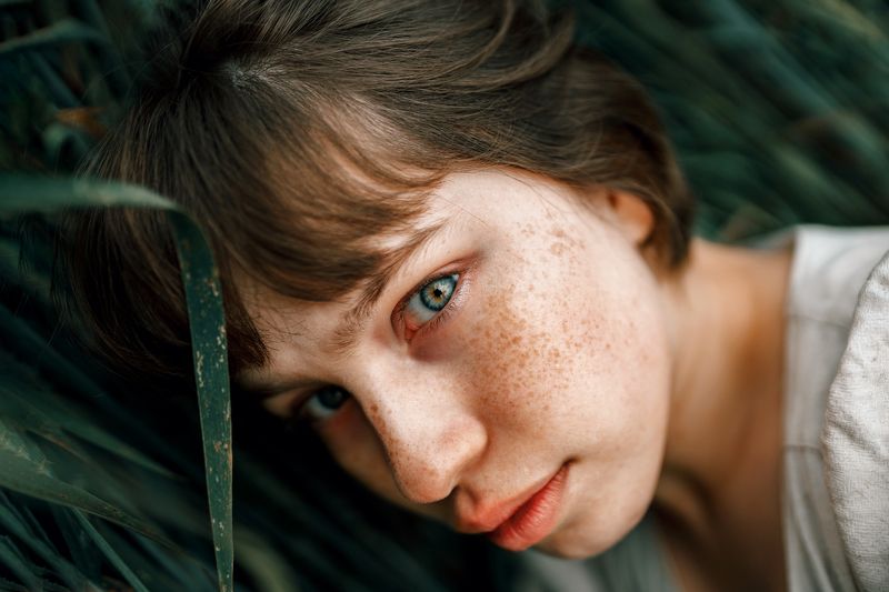 девушка, портрет, взгляд, осень, урожай, зелень, глаз, веснушки Соняphoto preview