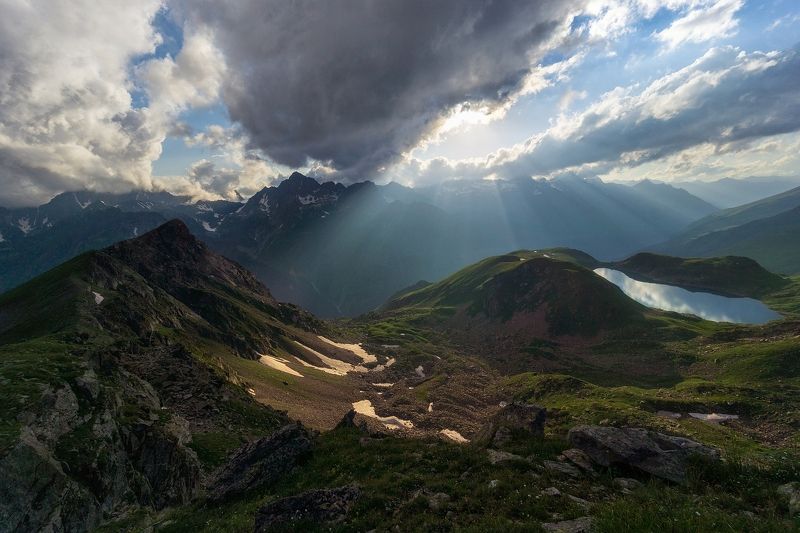 горы облака солнце свет озеро лучи Лился светphoto preview