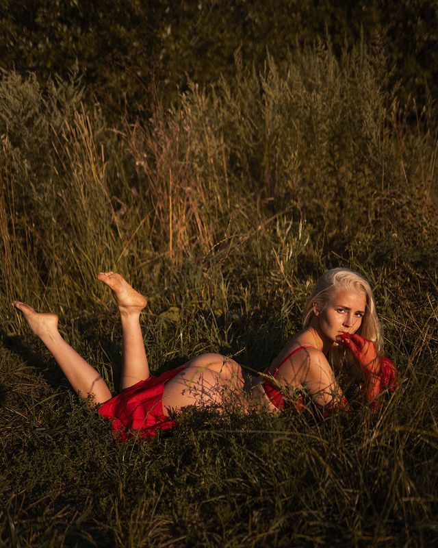 Redblackovaphoto preview