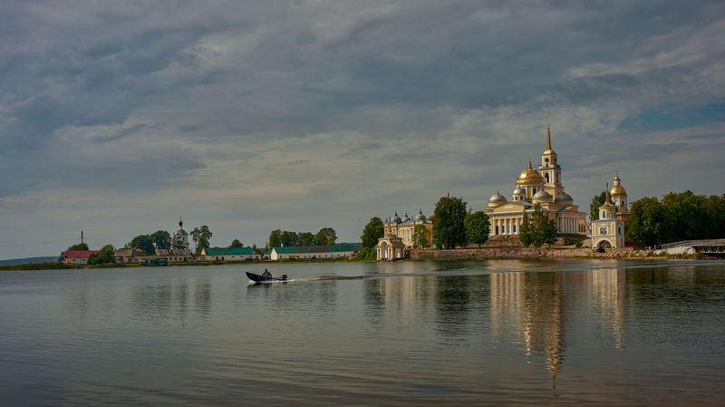 У монастыря фото превью