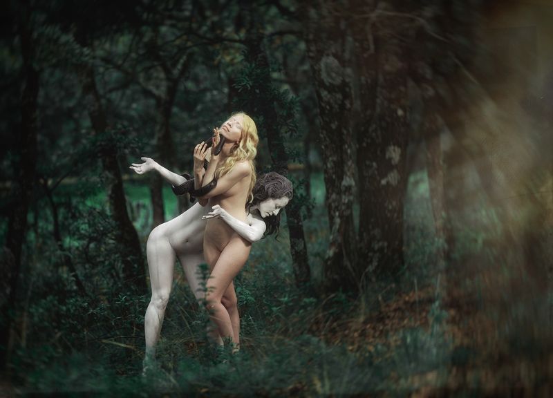 portrait dorado, blanco y verdephoto preview