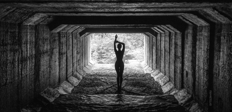 коридор, тоннель, темный, мрачный, свет, дорога, путь, стремление, движение, силуэт, девушка, обнаженный, стройная, фигура, выход Стремление к светуphoto preview