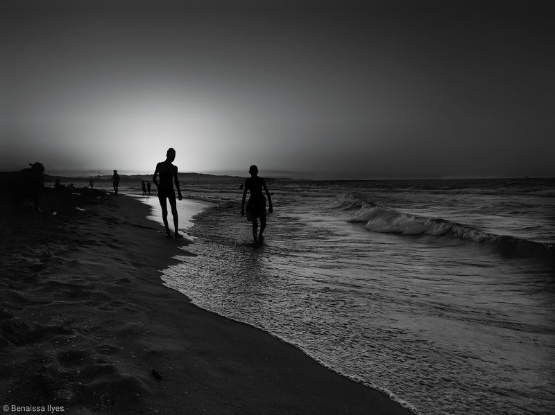 black and white, bnw, shadow, darkness, beache,sea, seascape, landascape, sand, silhouette, personne, waves, walk, traval, summer, Sundownphoto preview