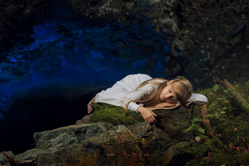 девочка, девушка, длинные волосы, природа, август, пещера, лес, фотосессия на природе, река, вода, солнечный день, загадка, мистика Маленькая орхидеяphoto preview