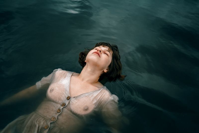 Вода, девушка, платье, гудь, веснушки, зеленая,  Соняphoto preview