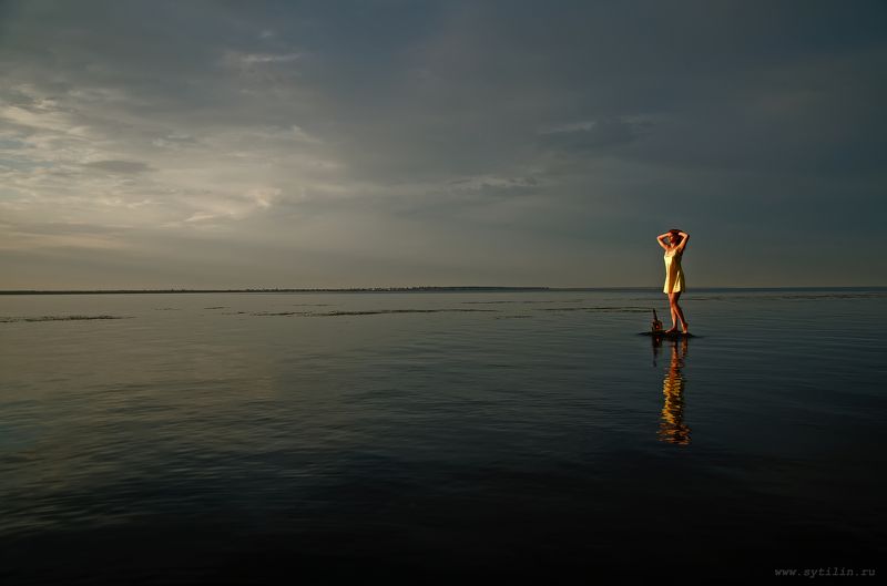 девушка, сорочка, ночнушка, вода, камень, стоя, фонарь, сумерки, рассвет, встречать, море, река, залив, озеро, водный,  Встречающая рассветphoto preview