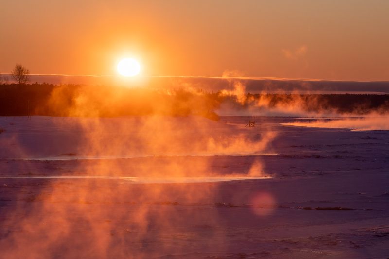 Вятка, Киров, утро, солнце, река, лед, вода, пар, восход, холодно, холод, декабрь, ярко, горизонт, пейзаж Прохладно на Вяткеphoto preview