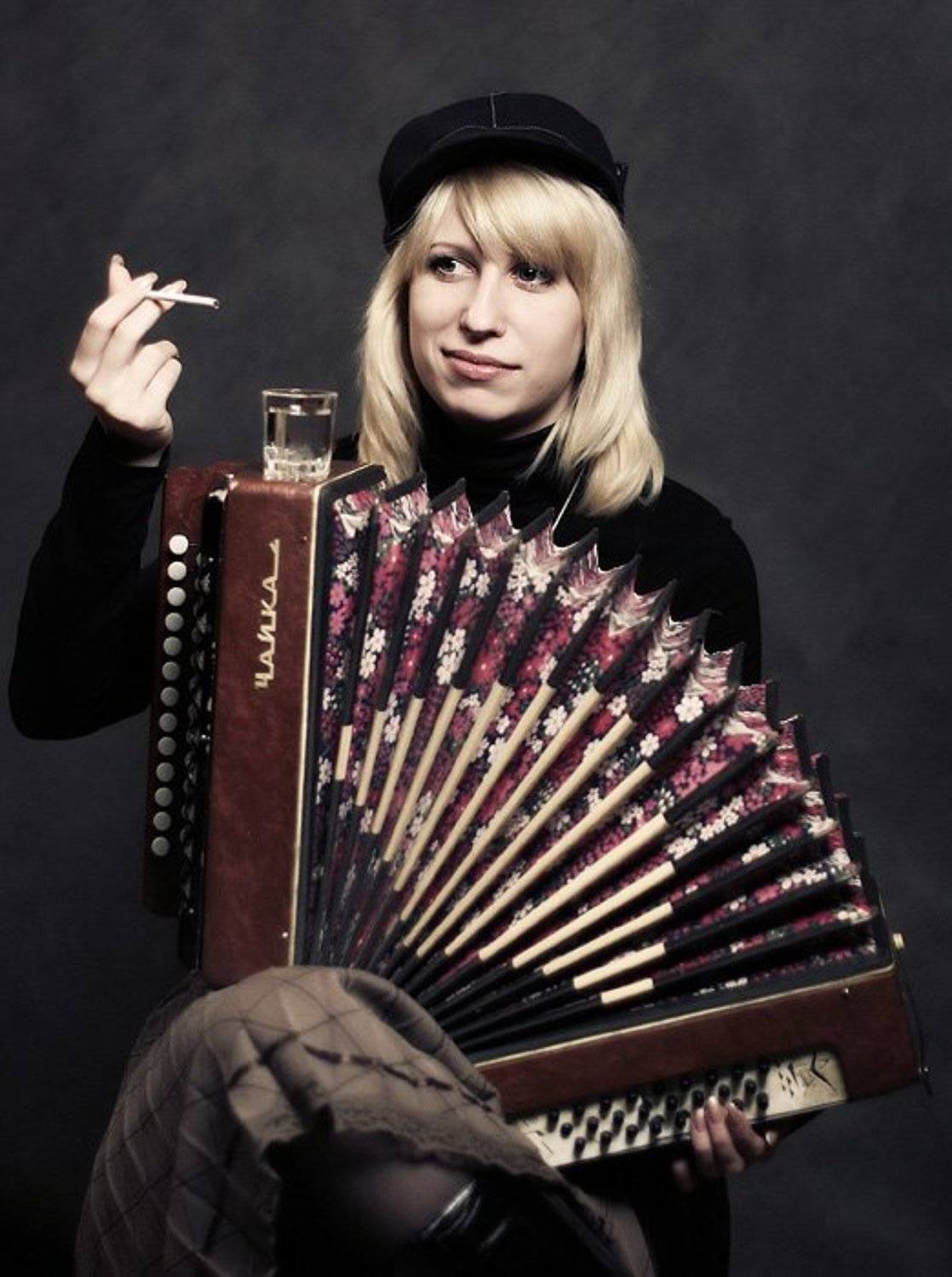 Дайте прикурить!. Автор: Дмитрий Шамин девушка, баян, водка, сигарета, рюмка, портрет, выражение, кепка, взгляд, dyadyavasya, Дмитрий Шамин