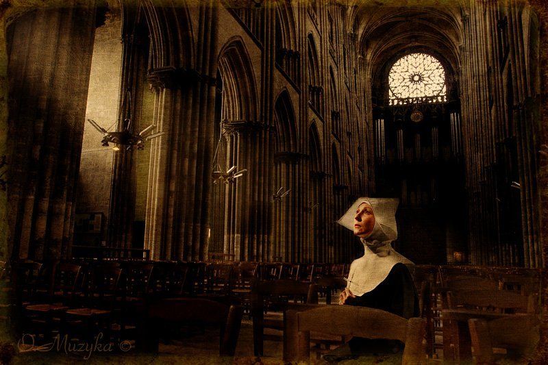 девушка, молитва нотр-дам де пари Запоздалая молитва...photo preview