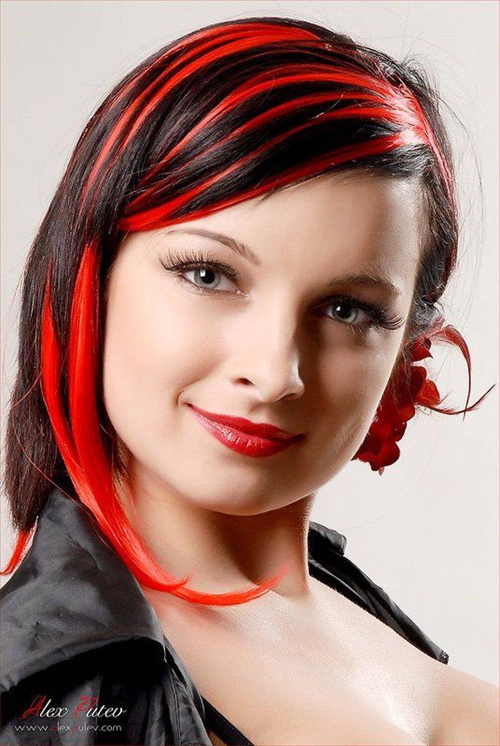 девушка,портрет,красное,черное,глаза,улыбка, Александр Путев