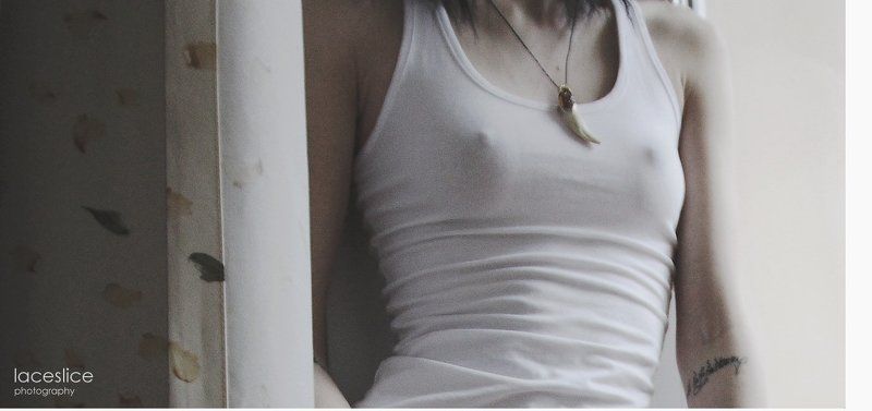 девушка, брюнетка, черный, майка, белый, белая, грудь, соски, клык, подвеска, украшение, шея, руки, талия, татуировка, тату, латынь, портьеры, листья The Detailsphoto preview