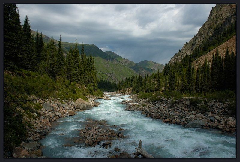 горы,природа,река,скалы,камни,облака,ущелье,лес,трава Убегающая вдальphoto preview