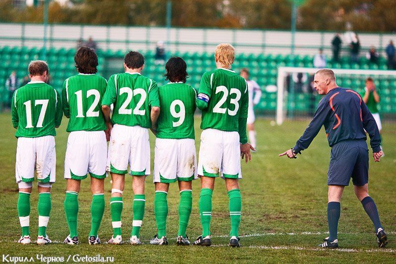 футбол, стенка, штрафной, удар, судья, указания, жест, номер, номера, игроки, номера игроков телефон спонсора фото превью