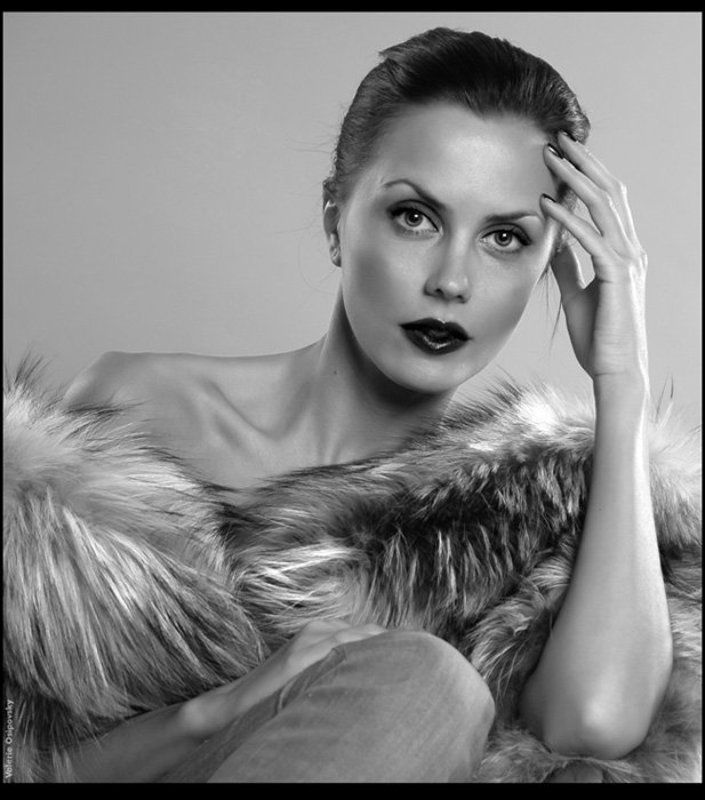 девушка, чб, рука, стиль, мех Катяphoto preview