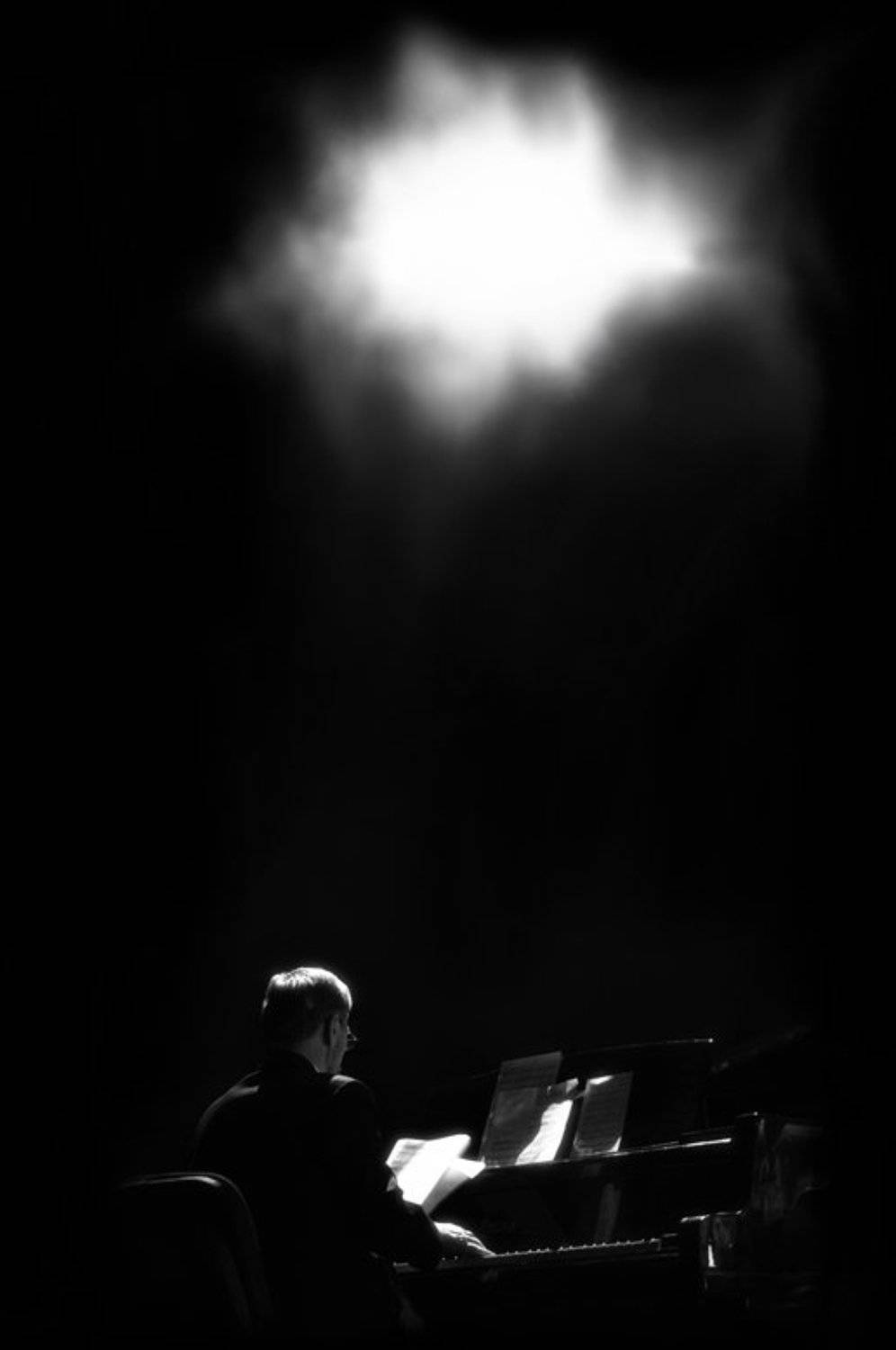 Маэстро и свет. Автор: Евгений Пугачев. свет, тень, маэстро, фестиваль, рояль, Евгений Пугачев.