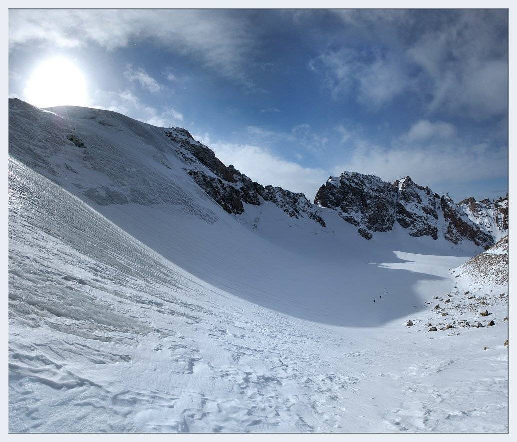 К перевалу. Автор: Андрей Ухов горы,высокогорье,вершины,ледник,перевал,снег,солнце,группа,лыжники,фрирайд,поход, Андрей Ухов