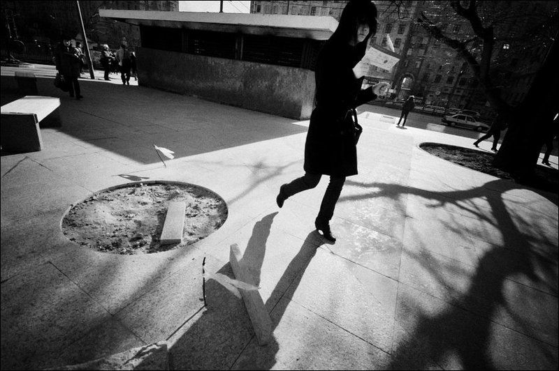 Контрастная весенняя чб картинка с черной девушкой на Войковской и флагамиphoto preview