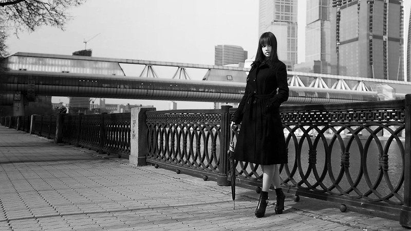 город, девушка, набережная Girl in the cityphoto preview