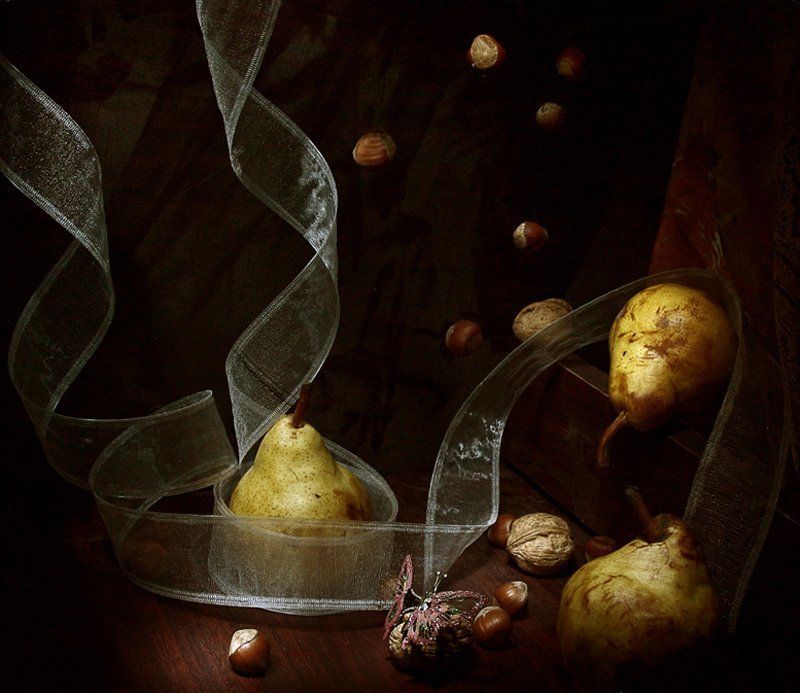 Ореховый дождь в ленточном водовороте фото превью