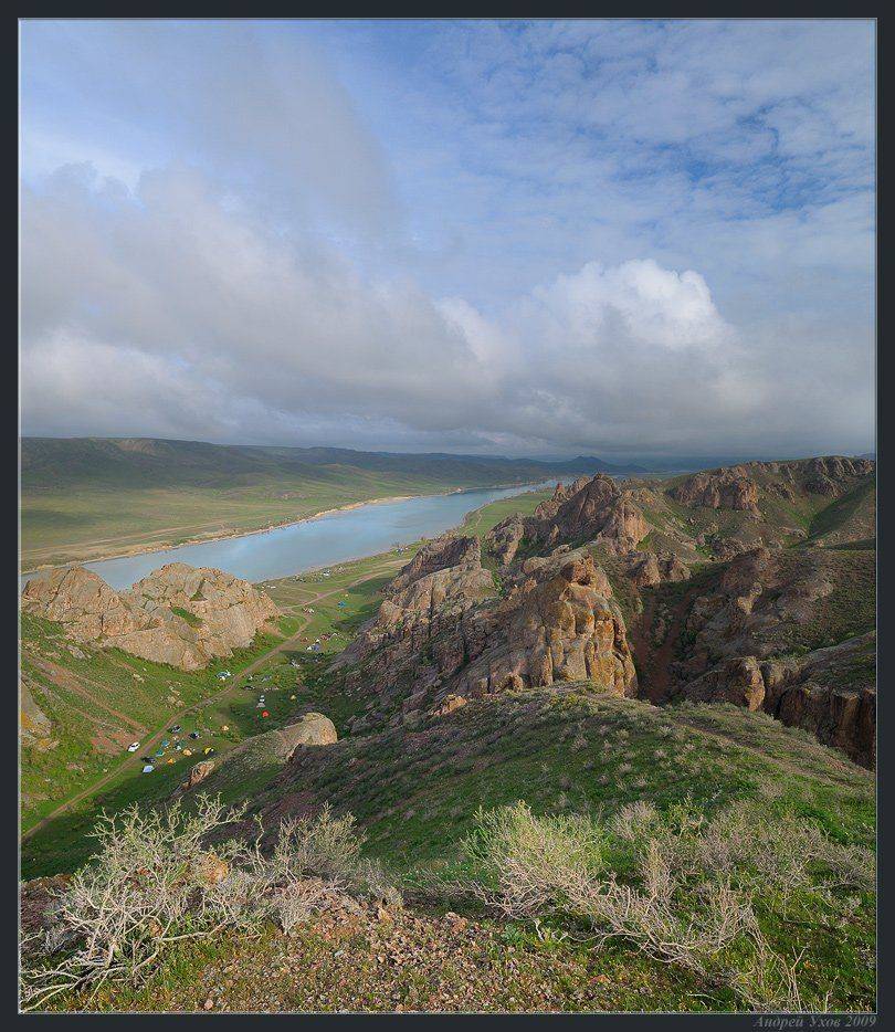 Активный отдых. Автор: Андрей Ухов весна,природа,река,скалы,скалолазание,лагерь,утро,облака,степь,кустарник,камни,галька, Андрей Ухов