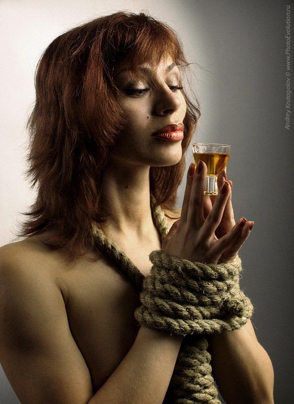 портрет, губы, рюмка, верёвка, девушка, Последнее желаниеphoto preview