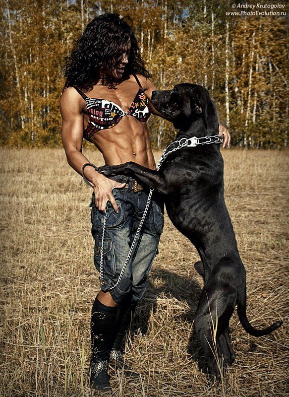 девушка, собака, танец, игра, звери, фитнес, бодибилдинг, спорт, мышцы, пресс, осень, брюнетка, ***photo preview
