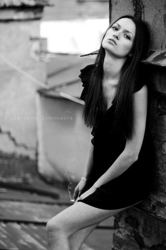 девушка, дым, крыша, чб на крышеphoto preview