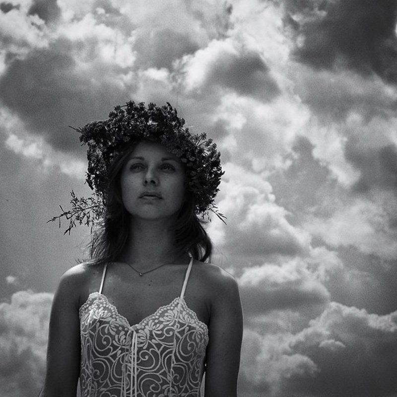 девушка, венок Кто-то держит меня...photo preview