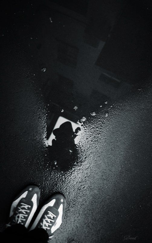 автопортрет, кеды, лужа, небо, дом, шляпа, город, асфальт О кедах, луже и шляпе фото превью