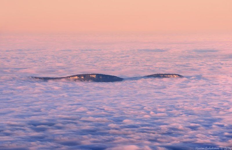 Посмотри на облака, проплывают два кита!photo preview