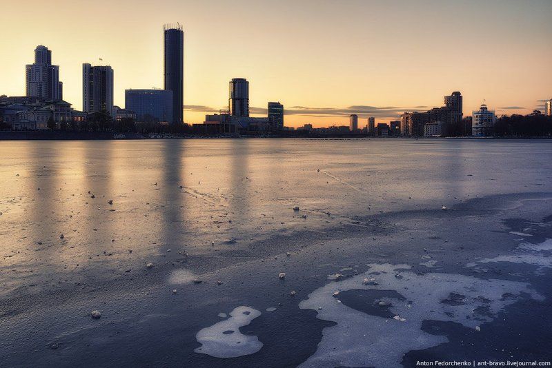 екатеринбург, закат, лед, сити Лед на городском пруду II фото превью