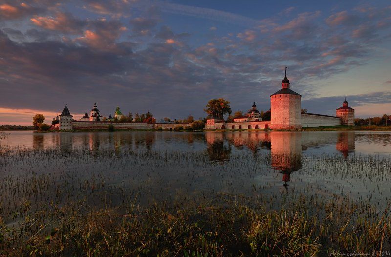 Кирилло-Белозерский монастырь В Кириллове красиво вечерело фото превью