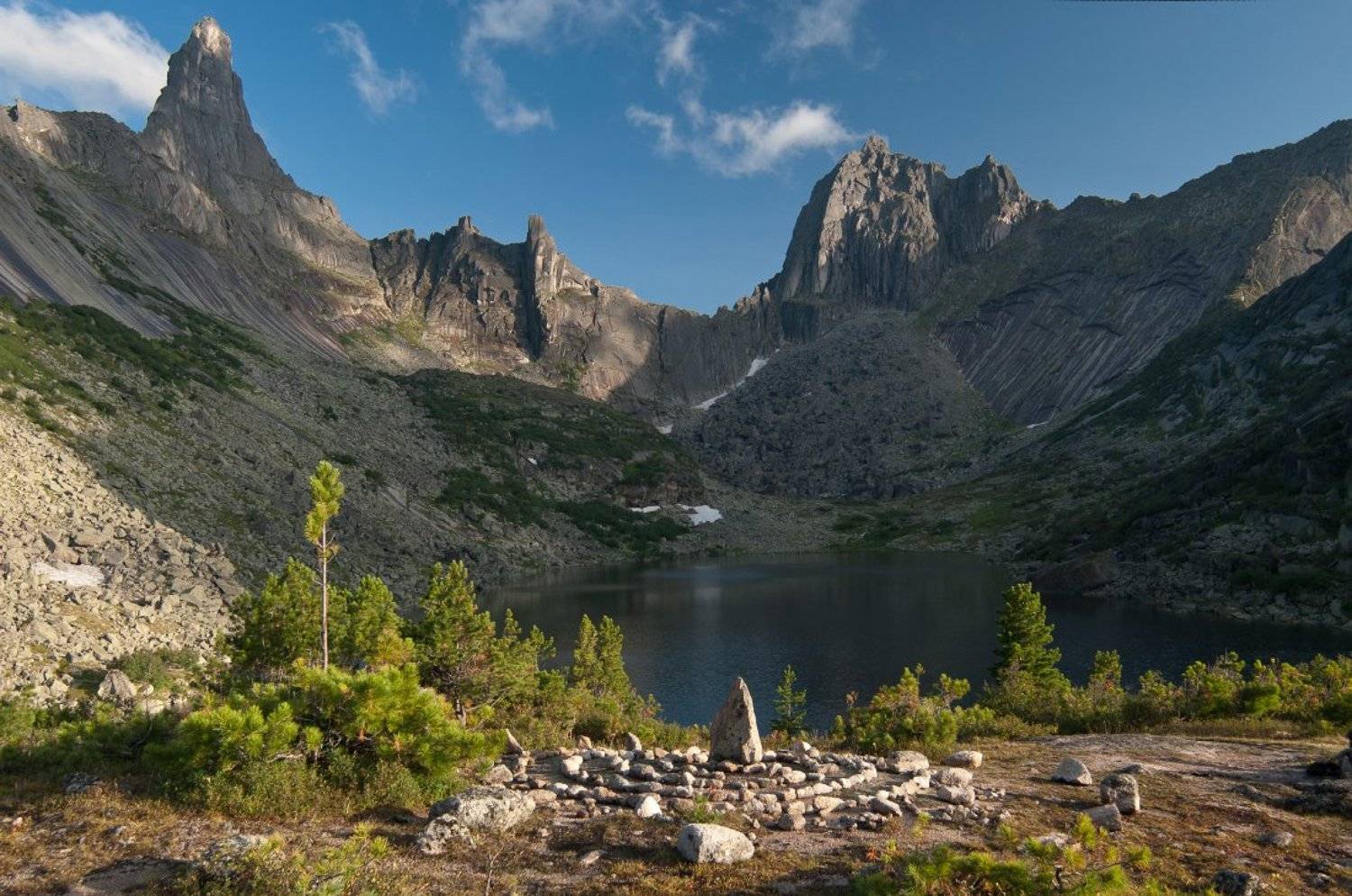 Пики над озером Горных Духов. Автор: Никитин Евгений Берег, Вершины, Вечер, Горы, Деревья, Ергаки, Звездный, Камни, Лето, Облака, Озеро, Озеро Горных Духов, Птица, Саяны, Скалы, Снег, Никитин Евгений