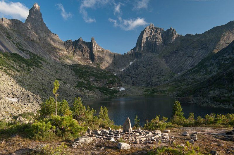 Берег, Вершины, Вечер, Горы, Деревья, Ергаки, Звездный, Камни, Лето, Облака, Озеро, Озеро Горных Духов, Птица, Саяны, Скалы, Снег Пики над озером Горных Духовphoto preview