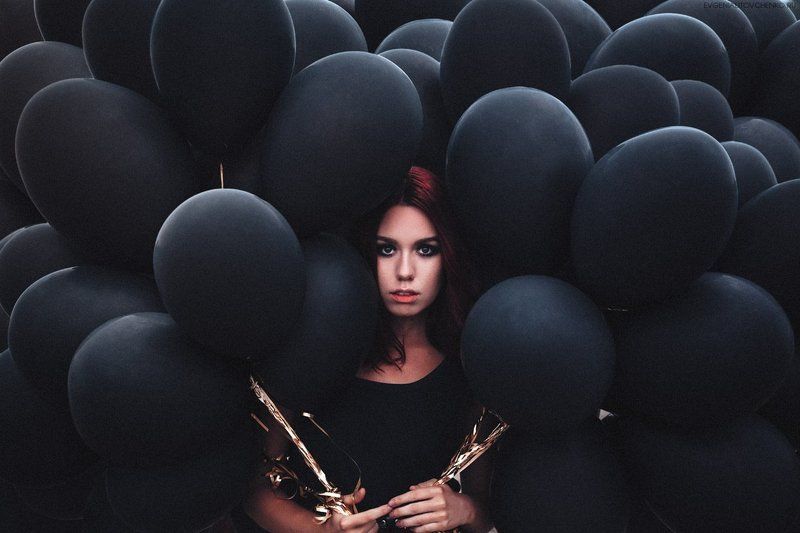 Берег, Воздух, Воздушные шарики, Волосы, Девушка, Красный, Море, Платье, Полет, Черный, Шар, Юбка Виноградphoto preview