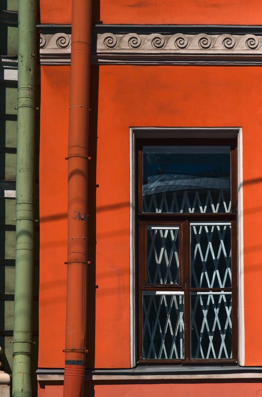 город, окно, архитектура Два цветаphoto preview