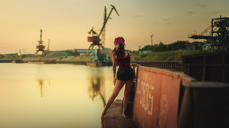 девушка, вечер, порт, река, баржа, кран, фитнес, модель Закатный свет фото превью