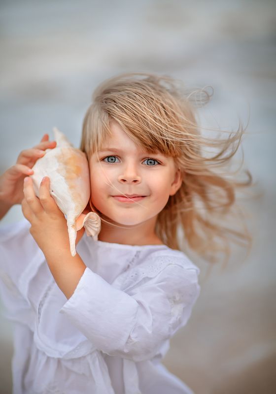 Девочка с ракушкойphoto preview