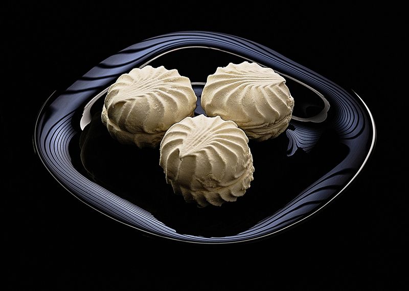 зефир Зефир на чёрной тарелкеphoto preview