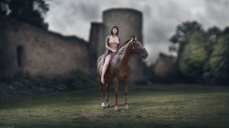 девушка,обнажённая,всадница,фэнтези,стилизация,арт,арт-ню Легенда старой крепостиphoto preview