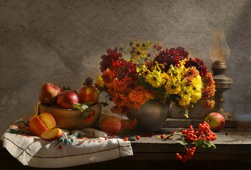 still life, натюрморт, хризантемы, гелениум, цветы, фото натюрморт, яблоки, август, лето, керосиновая лампа, рябина ...улетает лето с лепестками...photo preview