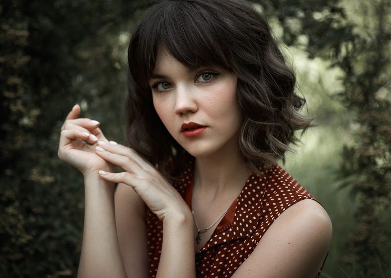 портрет, красный, зеленый, взгляд, девушка Ангелинаphoto preview