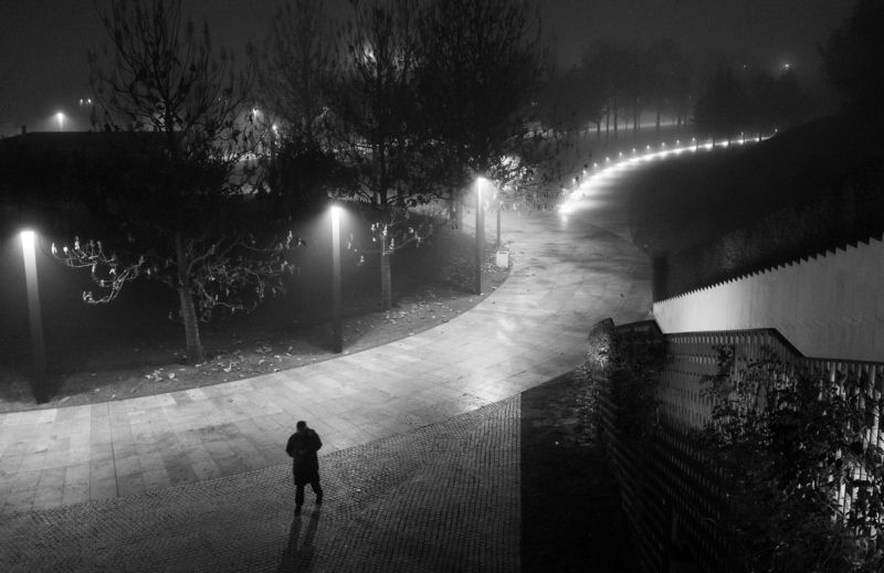 город, ночь, человек Прогулкаphoto preview