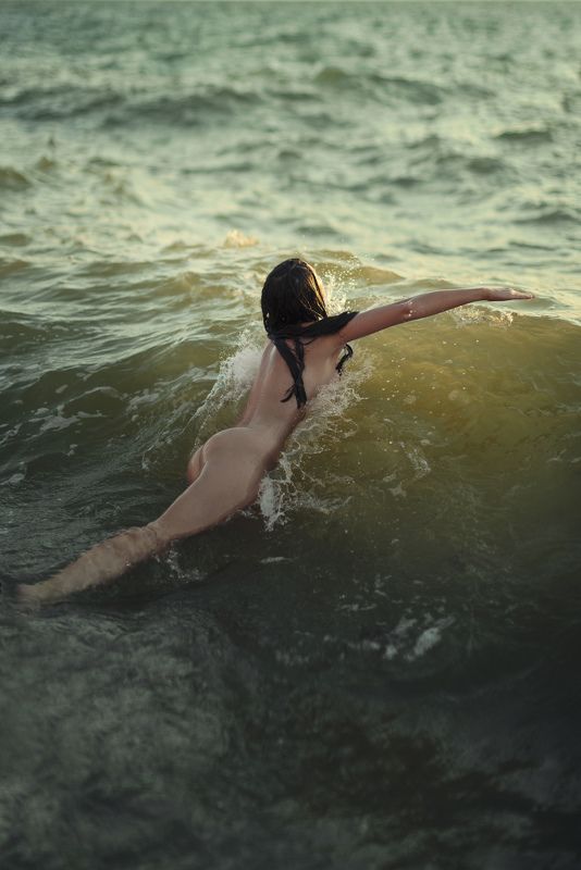 женский портрет, ню, море, закат, девушка Among the wavesphoto preview