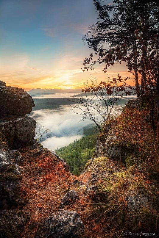караташ, айгир, рассвет, осень, туман, дымка, скалы, осенний пейзаж Сквозь скалыphoto preview