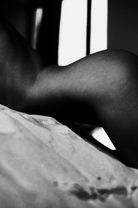 body, bnw, light, indoor, girl Salt and ashesphoto preview