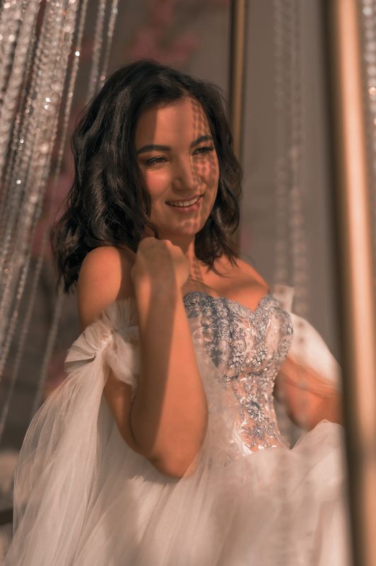 Студийный портрет, пышное платье, естественный свет Сатин и хрустальphoto preview