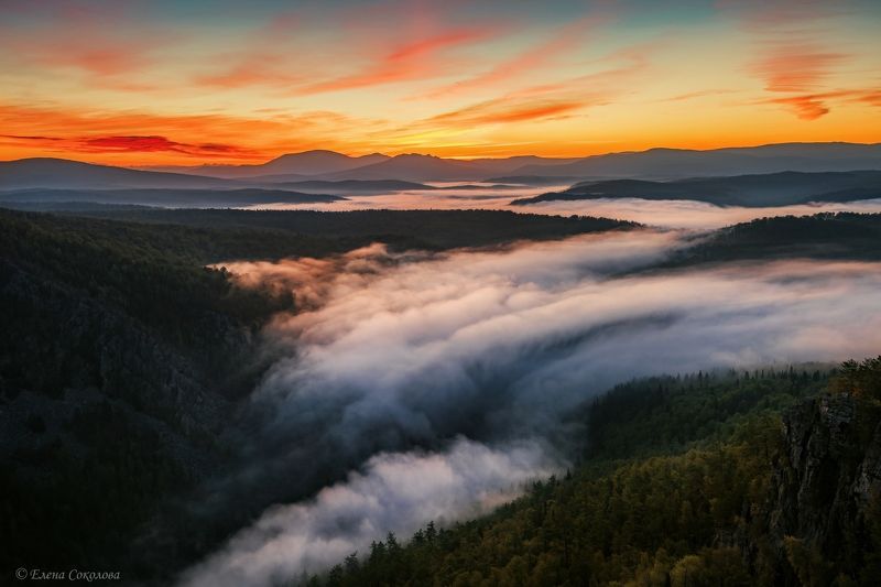 рассвет, утро, осенний пейзаж, горы, туман, дымка Туманный рассветphoto preview