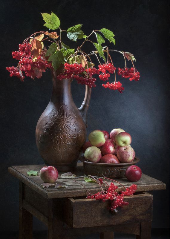 калина, яблоки, кувшин, тарелка. Калина с яблокамиphoto preview