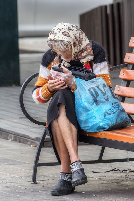 уличная фотография, стрит-фотография, советское поколение, смартфон, связь, репортаж, разговор, народ, жанр, городская среда, город, белгород, бабушка, street photography, straight photography Продвинутое поколениеphoto preview